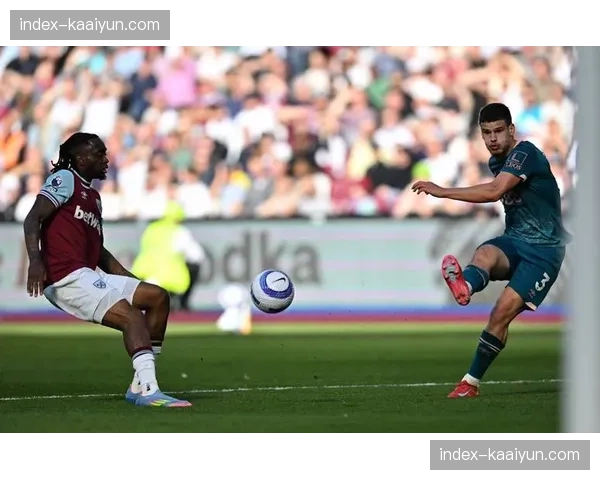 西汉姆联零比二不敌伯恩茅斯 降级区形势进一步恶化 西汉姆联零比二不敌伯恩茅斯 降级区形势进一步恶化